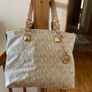 Michael kors bag in excellent condition